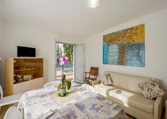 Loano Apartment Pool & Garden